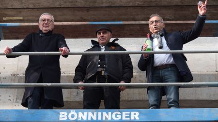 Architekt Metin Kinay, Polier Hasan Altunbey und Geschäftsführer Kenan Küçük auf dem Gerüst des Rohbaus  Architekt Metin Kinay, Polier Hasan Altunbey und Geschäftsführer Kenan Küçük auf dem Gerüst des Rohbaus